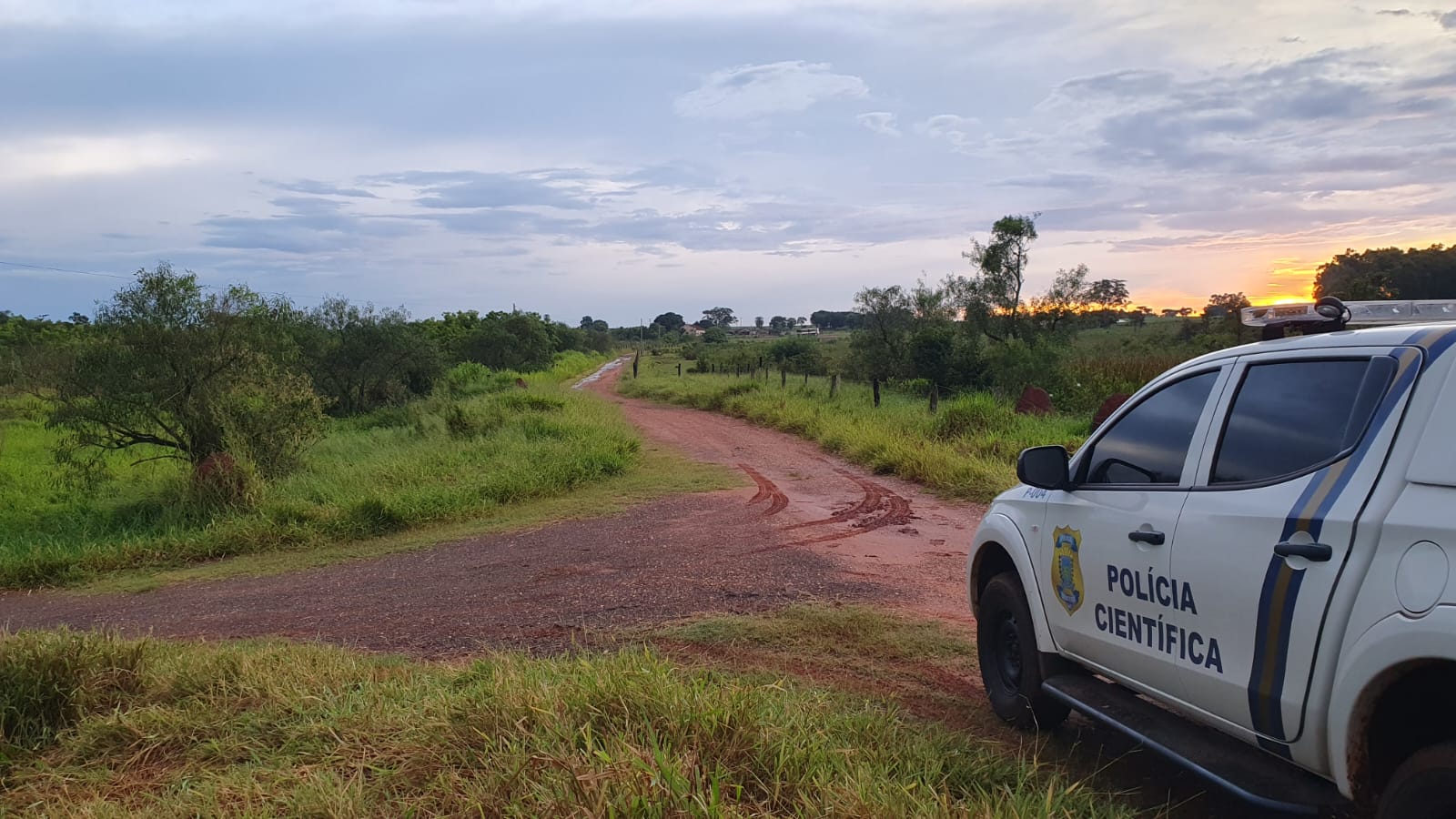 Equipe da Perícia Criminal no local onde o corpo foi encontrado - Foto: Jornal da Nova